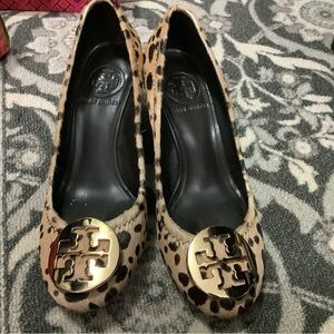 Tory Burch Leopard Print platform with Gold Emblem